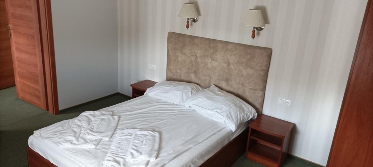 Hotel Przylesie Sierosław Exteriör bild